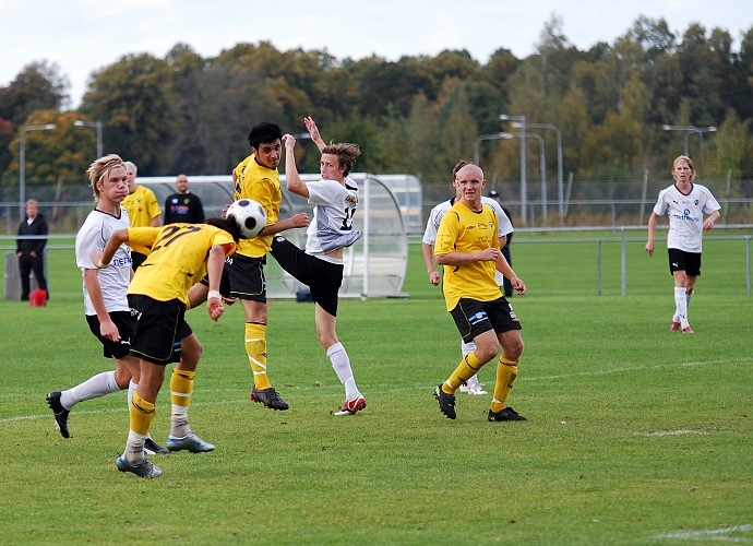 2009_0926_31.JPG - Rio Babovic får en jättechans men nickar bollen strax utanför stolpen