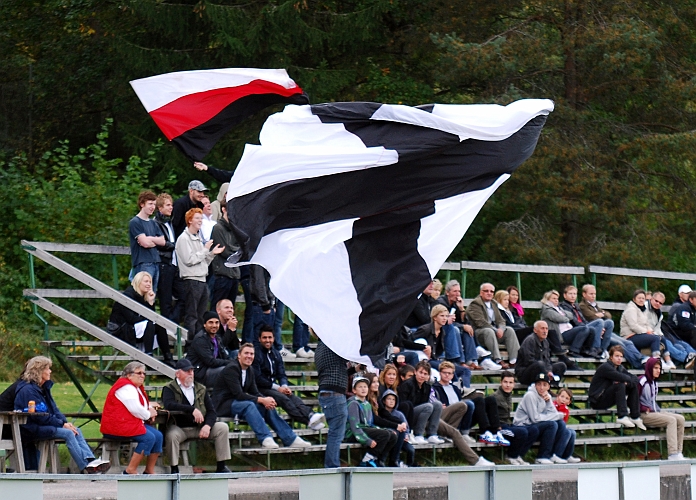 2009_0926_32.JPG - Nu är det klart att ÖSK vinner serien och klacken jublar