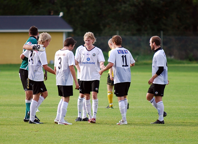 2009_0926_33.JPG - ÖSK spelarna är trötta men glada
