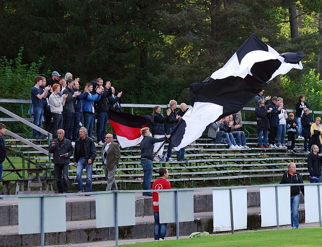 2009_0926_34.JPG - ÖSK klacken applåderar och tackar sitt lag