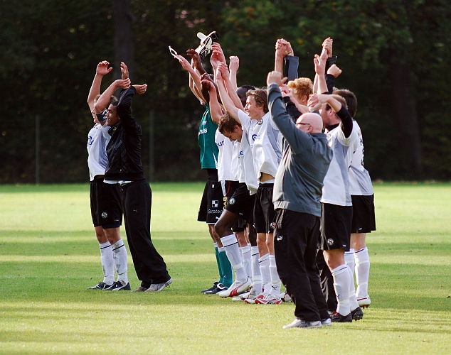 2009_0926_35.JPG - ÖSK spelarna tackar sin klack för stödet under matchen och säsongen