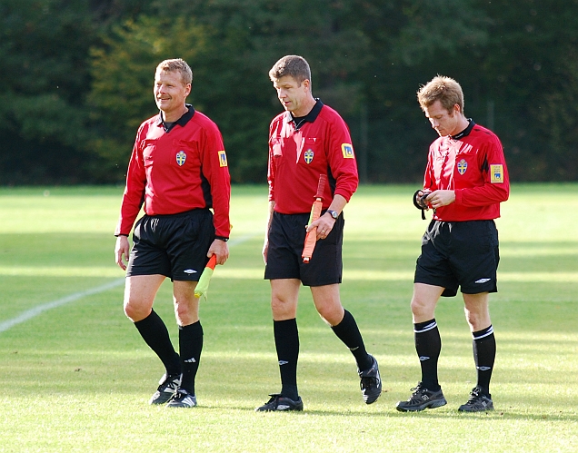 2009_0926_36.JPG - Domartrion som dömde matchen