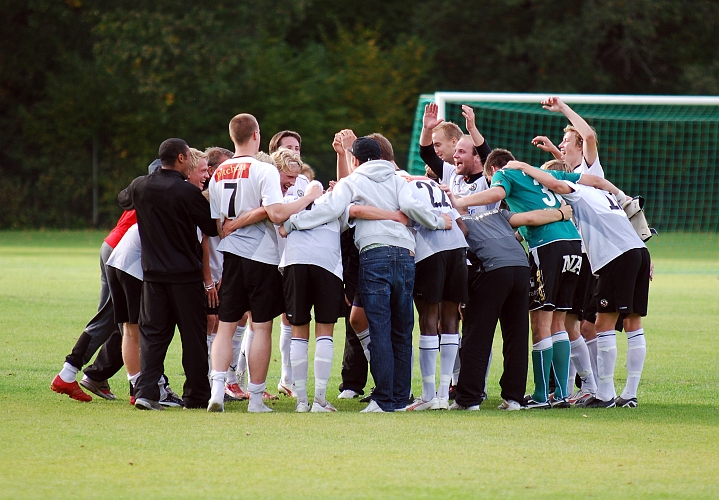 2009_0926_37.JPG - ÖSK tackar och hurrar varandra efter en väl genomförd säsong som avslutas med serieseger i sista matchen