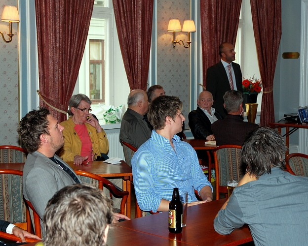 2009_1017_161605AA.JPG - "Jotte kommenterar lite om orsak och verkan under säsongen