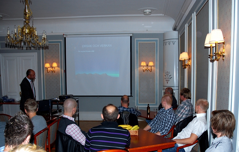 2009_1017_161616AA.JPG - Alla hängde med i presentationen