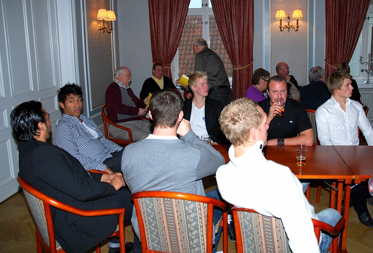 2009_1017_164545AA.JPG - Salih delar ut "Jottes" samlade dokument om säsongen 2009