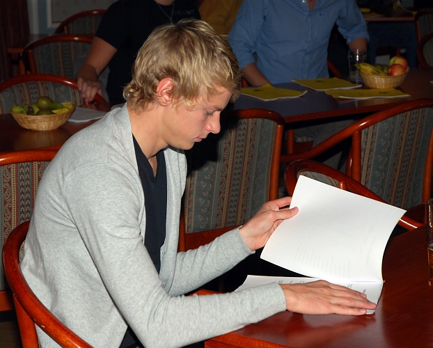 2009_1017_164813AA.JPG - Filip Stjernfeldt bläddrar igenom dokumentet