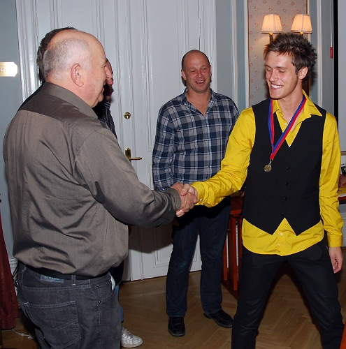 2009_1017_170703AA.JPG - Medalj för Serieseger i Elitreserv Västmanland, Ken Jansson (Dennis Jansson)