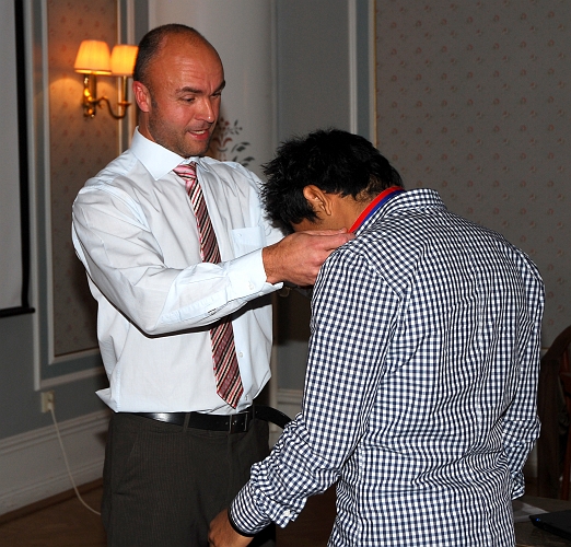 2009_1017_170759AA.JPG - Medalj för Serieseger i Elitreserv Västmanland, Jonas Hammarlund