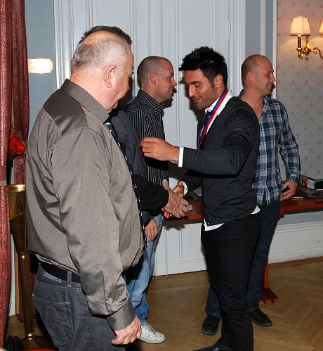 2009_1017_170823AA.JPG - Medalj för Serieseger i Elitreserv Västmanland, Arton Bekaj