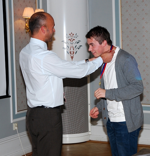 2009_1017_170906AA.JPG - Medalj för Serieseger i Elitreserv Västmanland, Tom Oleson