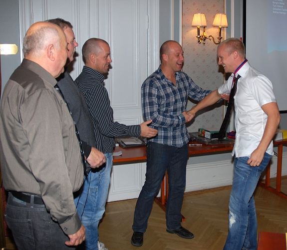 2009_1017_170958AA.JPG - Medalj för Serieseger i Elitreserv Västmanland, Kristofer Storm (Mattias Harman)