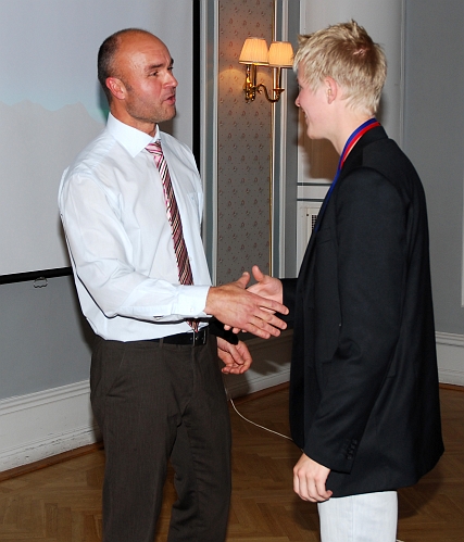 2009_1017_171225AA.JPG - Medalj för Serieseger i Elitreserv Västmanland, Martin Haglind