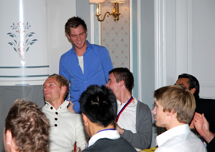 2009_1017_171844AA.JPG - Dennis Jansson kom lite senare, direkt från jobb