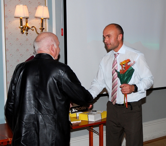 2009_1017_172923AA.JPG - Thomas "Jotte" Nilsson tackas av styrelsen