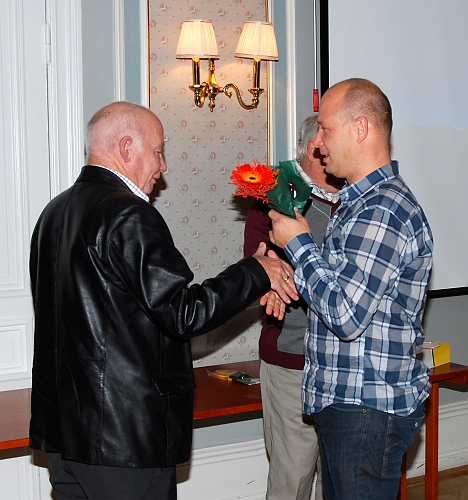 2009_1017_172937AA.JPG - Mats Andersson tackas av styrelsen