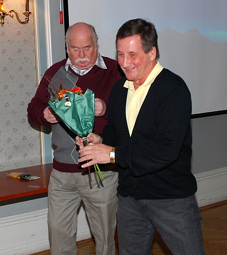 2009_1017_173021AA.JPG - Matchspeaker Jan "Pyrre" Nyberg tackas av styrelsen