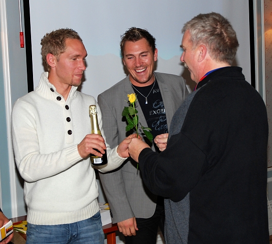 2009_1017_174521AA.JPG - Spelarna genom (Ken Jansson, Victor Huerta, Mikael Wiker, Fredrik Hagström) tackar ledarna för säsongen 2009