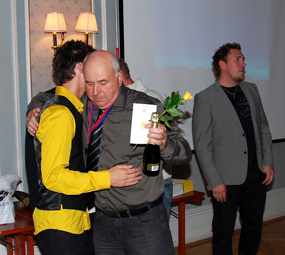 2009_1017_174612AA.JPG - Spelarna genom (Ken Jansson, Victor Huerta, Mikael Wiker, Fredrik Hagström) tackar ledarna för säsongen 2009