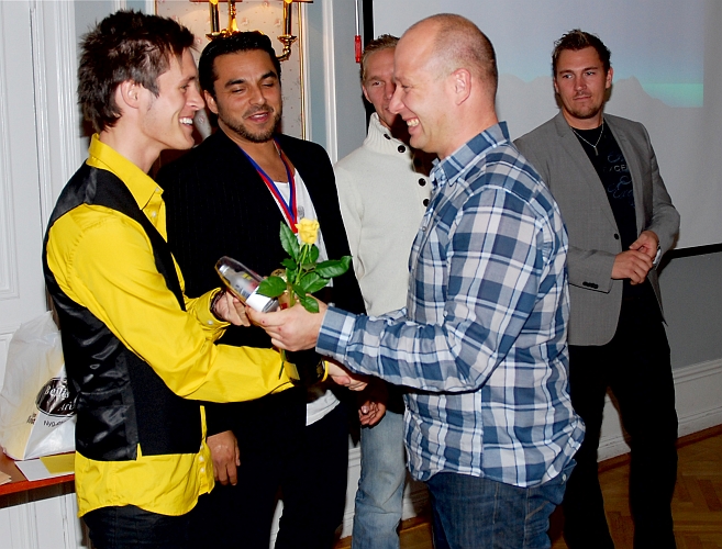 2009_1017_174634AA.JPG - Spelarna genom (Ken Jansson, Victor Huerta, Mikael Wiker, Fredrik Hagström) tackar ledarna för säsongen 2009