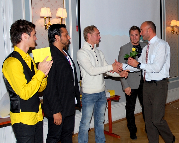 2009_1017_174731AA.JPG - Spelarna genom (Ken Jansson, Victor Huerta, Mikael Wiker, Fredrik Hagström) tackar ledarna för säsongen 2009