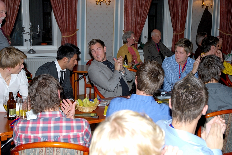 2009_1017_175700AA.JPG - Spelarna tackar "Jotte" genom en applåd