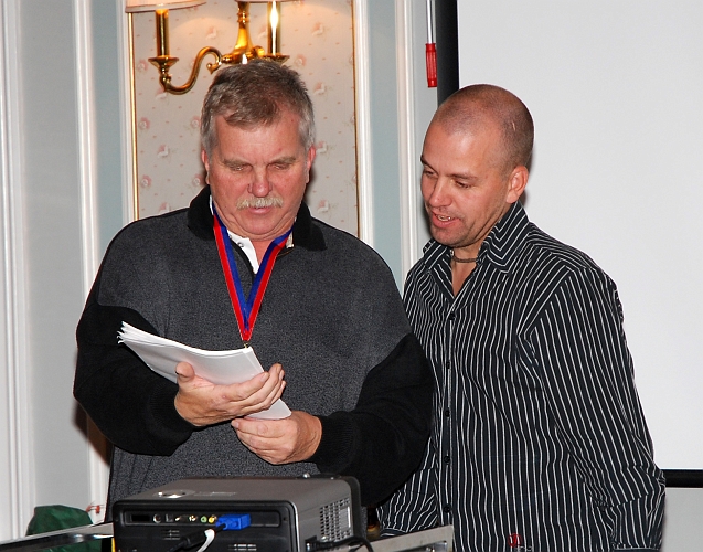 2009_1017_175821AA.JPG - Conny Larsson måste hjälpa Roberto och läsa namn + räkna om en del poäng