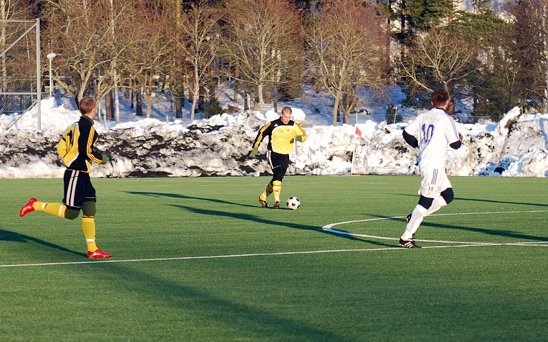 2010_0313_05.JPG - Gustav Gustavsson driver upp bollen och söker sedan ett passningsalternativ