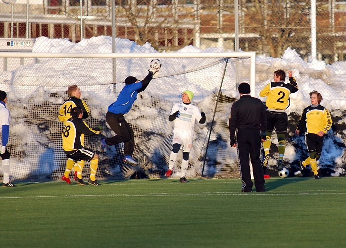 2010_0313_08.JPG - En hörna som Fredrik Hagström verkar ha kontroll på bollen, men . . . . .
