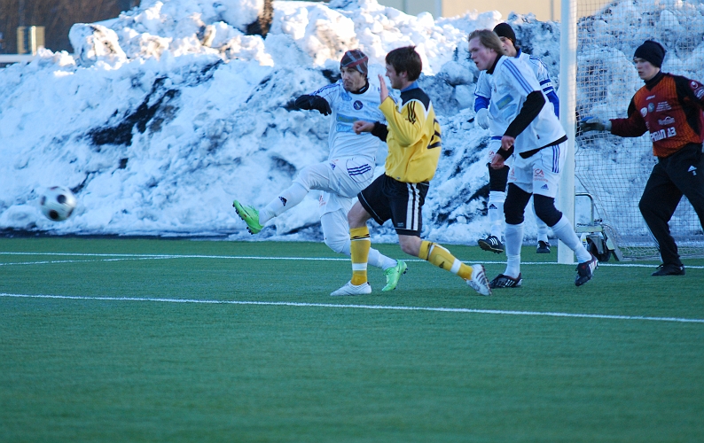 2010_0313_13.JPG - Nära en Södra reducering och Bosnaspelarna får slå undan bollen i panik