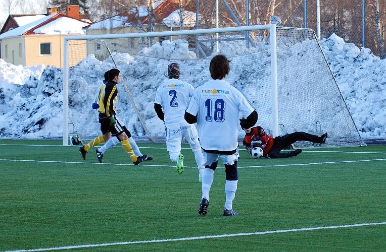 2010_0313_14.JPG - Mergim Bekaj är beredd om målvakten lämnar retur