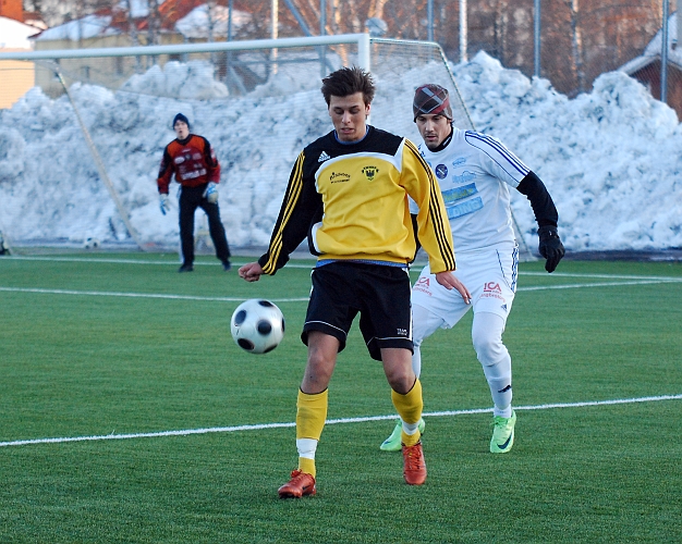 2010_0313_19.JPG - Rio Babovic tar ner bollen samtidigt som han är pressad i ryggen av en Bosnaspelare