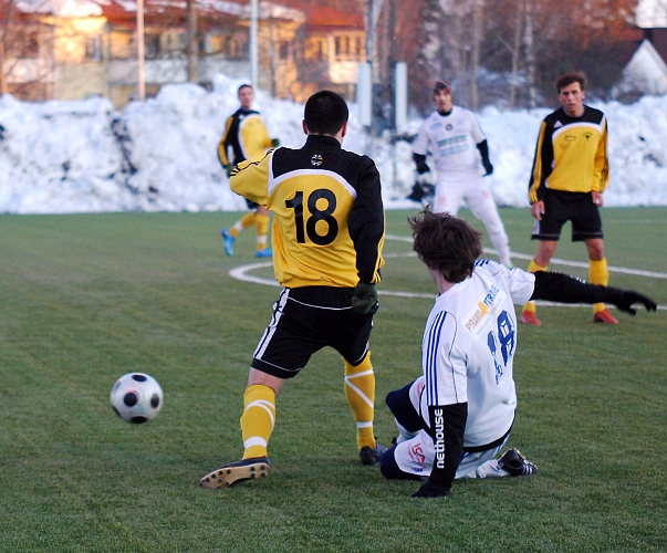 2010_0313_22.JPG - Mergim Bekaj i närkamp med en motståndare