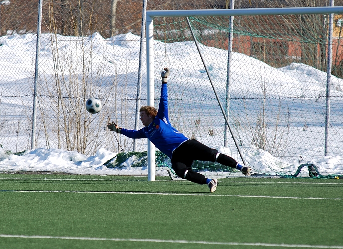 2010_0314_01.JPG - Uppvärmning av målvakten Sebastian Hahne innan matchstart