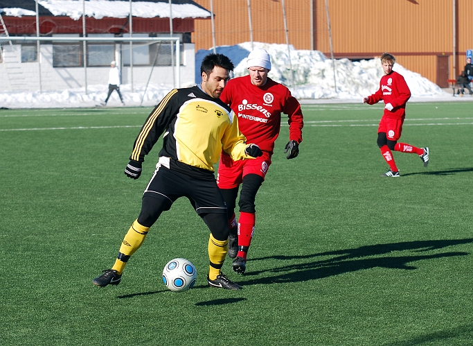 2010_0314_08.JPG - Arton Bekaj täcker bollen och väntar in spelalternativ