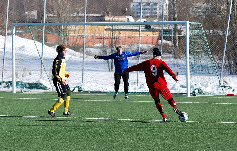 2010_0314_09.JPG - Munktorpsspelaren går för ett avslut mot mål