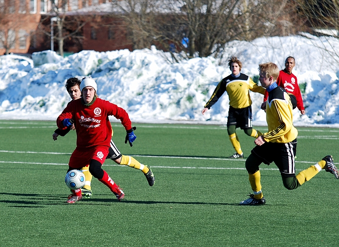 2010_0314_13.JPG - Munktorps mittfältare var rörliga och svåra att få kontroll på