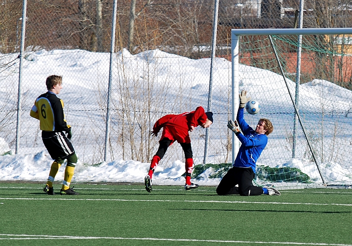 2010_0314_16.JPG - Munktorpsspelaren hinner precis fram och "tucha" bollen så att den går via målvakten och in i mål. 1-0 till Munktorp