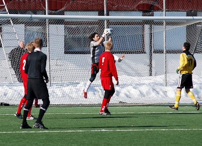 2010_0314_19.JPG - Munktorps målvakt har bollen i ett fast grepp