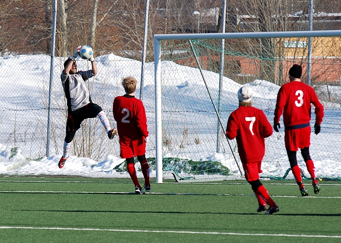 2010_0314_20.JPG - Munktorps målvakt plockar in bollen efter ett inlägg