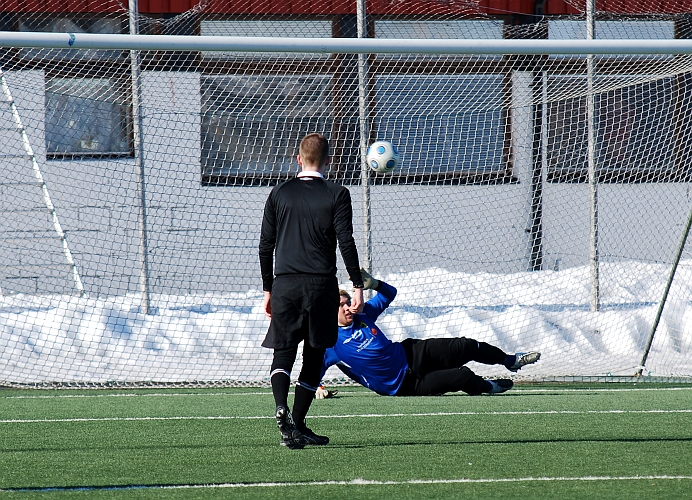2010_0314_21.JPG - Muntorp ökar på till 2-0 på straff, sedan Jocke Bohman kapat en spelare