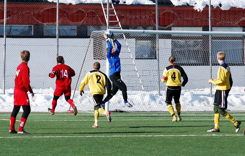 2010_0314_22.JPG - Sebastian Hahne plockar ner bollen efter ett inlägg
