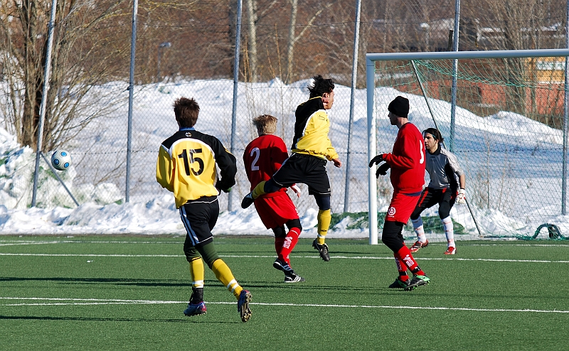 2010_0314_23.JPG - "Tak" kom in i 2:a halvlek och här försöker han nå ett inlägg från kanten