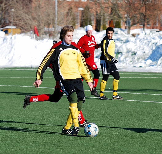 2010_0314_24.JPG - Brian Nilsson med bollen under kontroll