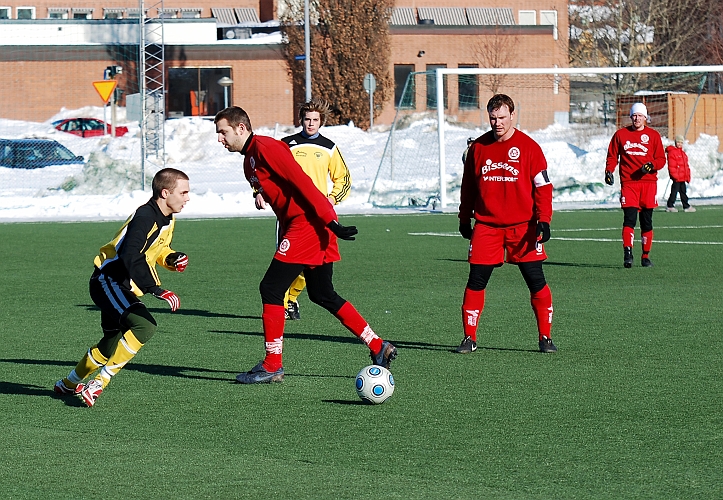 2010_0314_26.JPG - Patrik Palmqvist bryter ett uppspel och söker ett kontringsläge