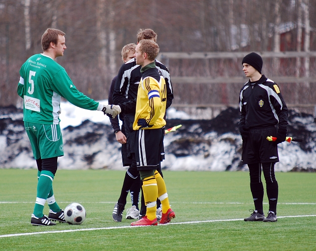 2010_0402_02.JPG - Lagkaptenerna hälsar på varandra och på domarna