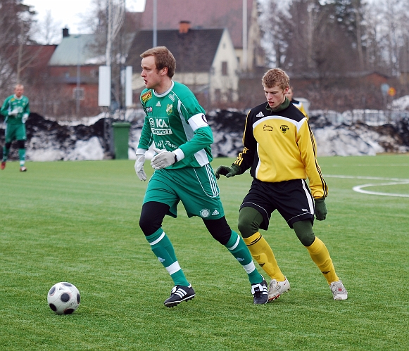 2010_0402_04.JPG - Filip Stjernfeldt låter inte immetorpsspelaren vända upp, utan tvingar honom att spela hemåt