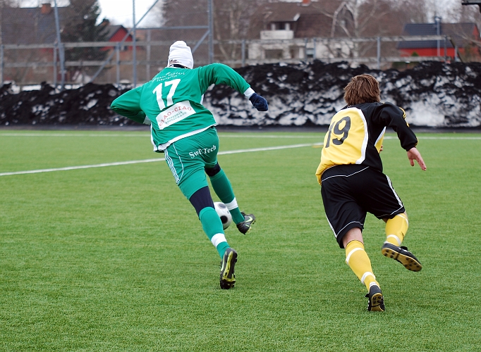 2010_0402_07.JPG - Brian Nilsson ligger på fel sida och kommer efter i sin försvarslöpning