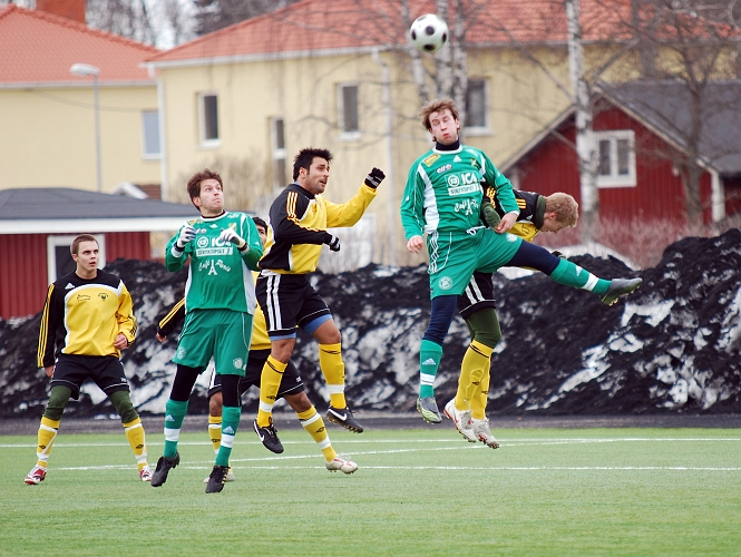 2010_0402_08.JPG - Arton Bekaj är nere och hjälper till vid hörna för Immetorp