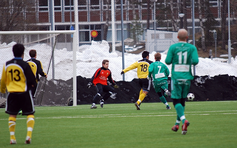 2010_0402_09.JPG - Arton Bekaj gör en fin löpning på en bra passning och . . . .